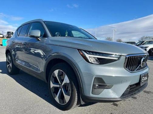 2023 Volvo XC40 B5 Plus Bright Theme
