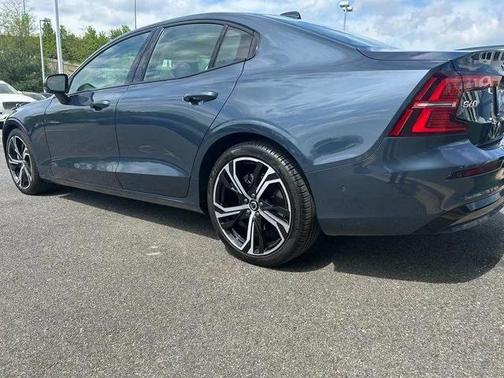 2024 Volvo S60 B5 Plus Dark Theme