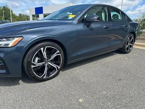 2024 Volvo S60 B5 Plus Dark Theme