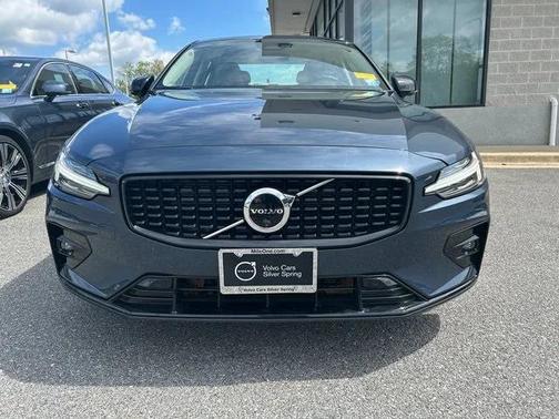 2024 Volvo S60 B5 Plus Dark Theme