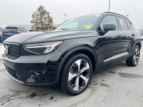 2023 Volvo XC40 B5 Plus Dark Theme