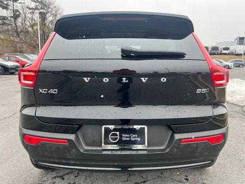 2023 Volvo XC40 B5 Plus Dark Theme