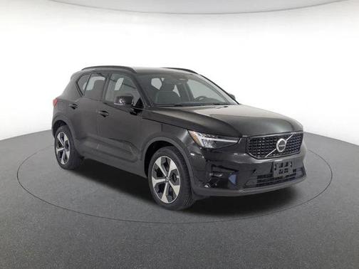 2023 Volvo XC40 B5 Plus Dark Theme