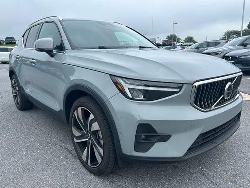 Vapor Grey Metallic 2024 Volvo XC40 B5 Plus Bright Theme