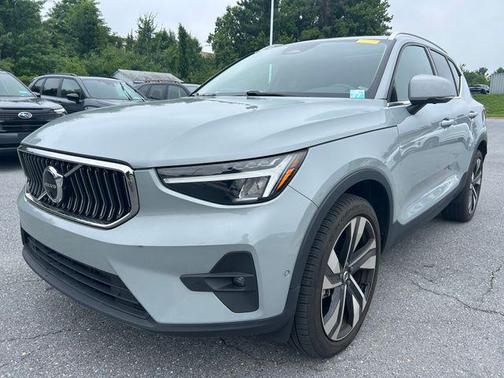 Vapor Grey Metallic 2024 Volvo XC40 B5 Plus Bright Theme