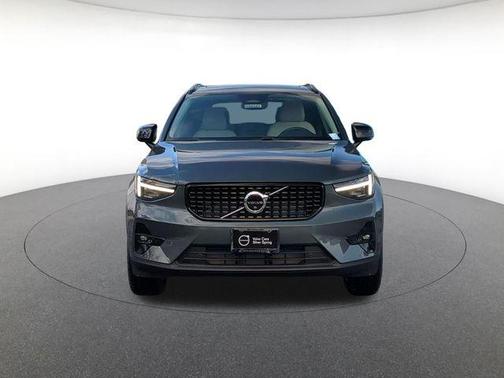 2026 Volvo XC40 Plus, B5 AWD Gas (mild hybrid), Dark