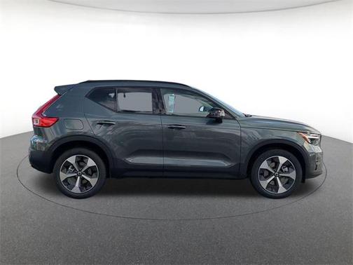2026 Volvo XC40 Plus, B5 AWD Gas (mild hybrid), Dark