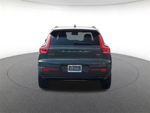 2026 Volvo XC40 Plus, B5 AWD Gas (mild hybrid), Dark