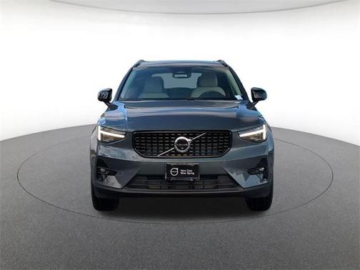 2026 Volvo XC40 Plus, B5 AWD Gas (mild hybrid), Dark