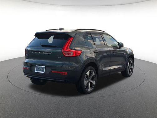 2026 Volvo XC40 Plus, B5 AWD Gas (mild hybrid), Dark