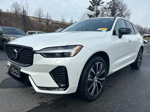 2023 Volvo XC60 B5 Plus Dark Theme