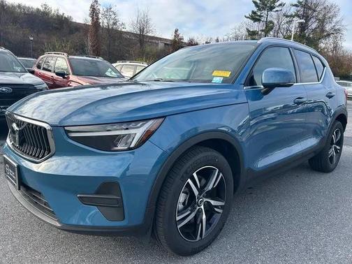 2025 Volvo XC40 B5 Core Bright Theme