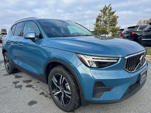 2025 Volvo XC40 B5 Core Bright Theme