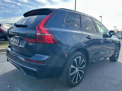2023 Volvo XC60 B5 Ultimate Dark Theme