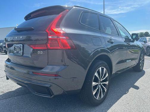 Platinum Grey Metallic 2024 Volvo XC60 B5 Plus Dark Theme
