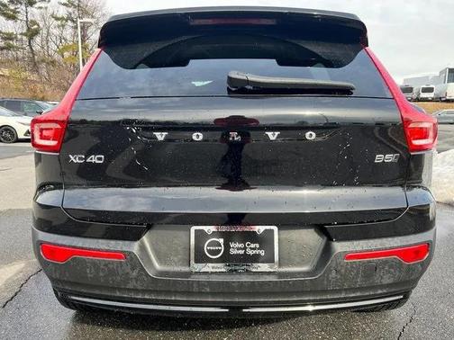 2023 Volvo XC40 B5 Plus Dark Theme