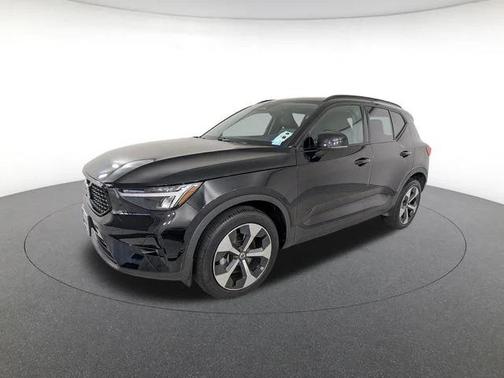 2023 Volvo XC40 B5 Plus Dark Theme