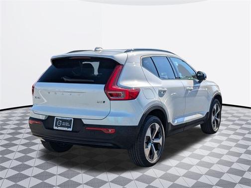 2025 Volvo XC40 B5 Plus Dark Theme