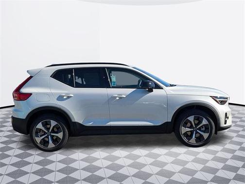 2025 Volvo XC40 B5 Plus Dark Theme