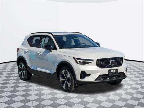 2025 Volvo XC40 B5 Plus Dark Theme