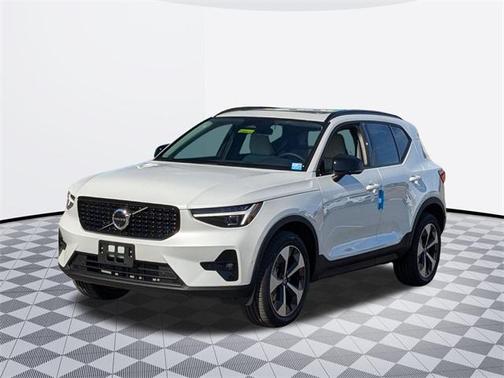 2025 Volvo XC40 B5 Plus Dark Theme