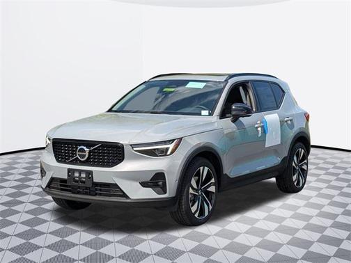 2025 Volvo XC40 B5 Ultra Dark Theme