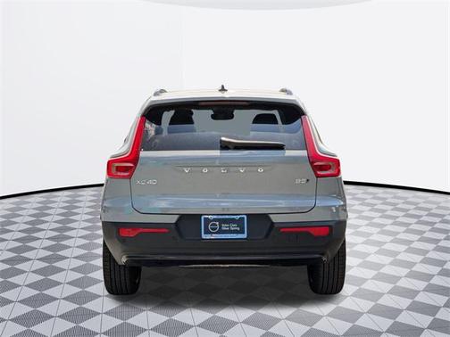 2025 Volvo XC40 B5 Ultra Dark Theme