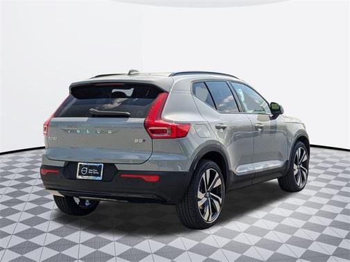 2025 Volvo XC40 B5 Ultra Dark Theme