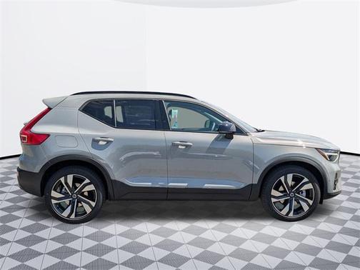 2025 Volvo XC40 B5 Ultra Dark Theme
