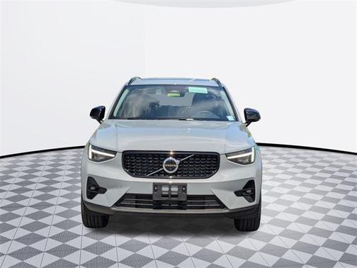 2025 Volvo XC40 B5 Ultra Dark Theme