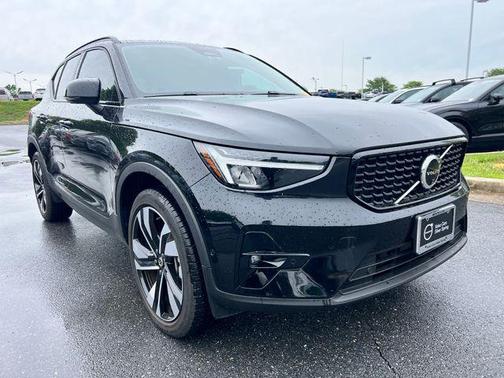 Onyx Black Metallic 2024 Volvo XC40 B5 Plus Dark Theme
