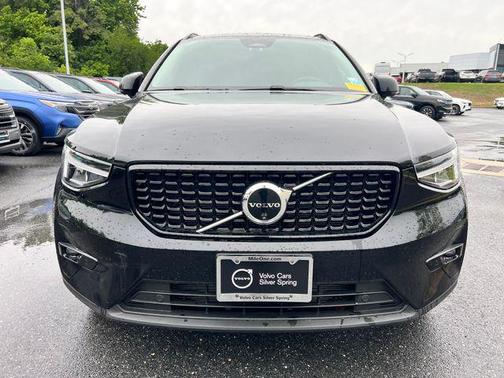 Onyx Black Metallic 2024 Volvo XC40 B5 Plus Dark Theme