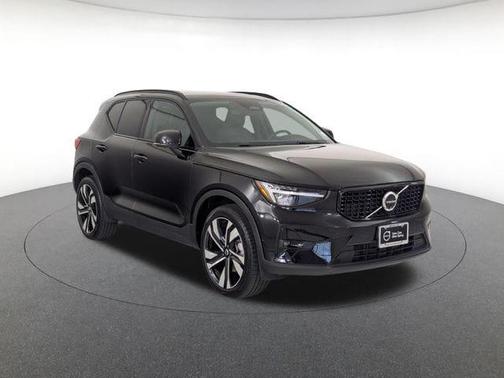 Onyx Black Metallic 2024 Volvo XC40 B5 Plus Dark Theme