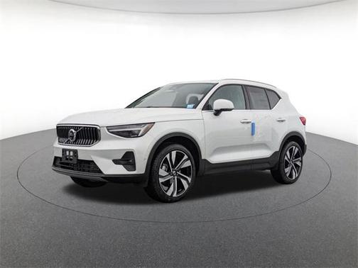 2025 Volvo XC40 B5 Plus Bright Theme