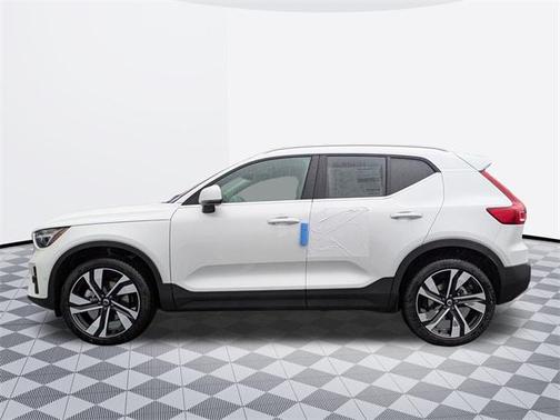 2025 Volvo XC40 B5 Plus Bright Theme