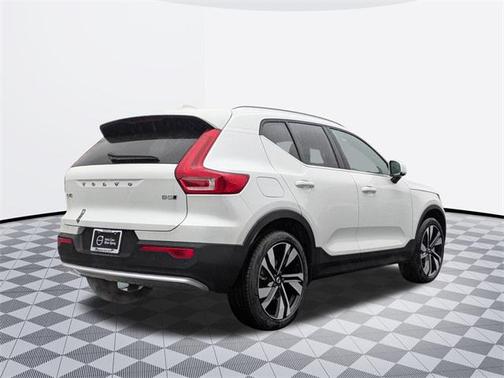 2025 Volvo XC40 B5 Plus Bright Theme