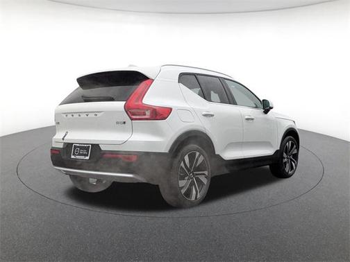 2025 Volvo XC40 B5 Plus Bright Theme