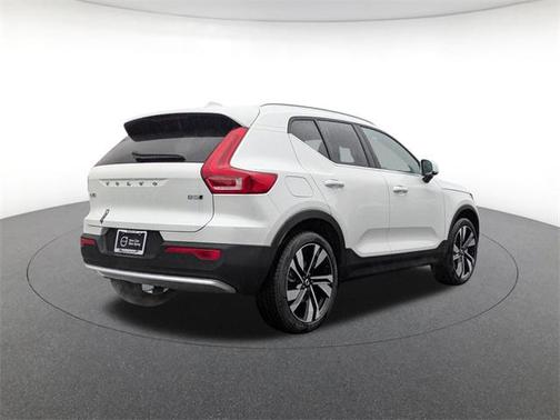 2025 Volvo XC40 B5 Plus Bright Theme