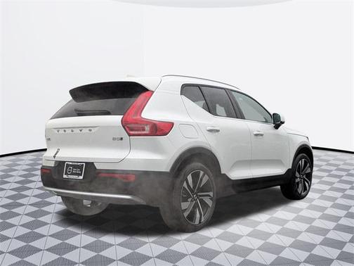 2025 Volvo XC40 B5 Plus Bright Theme
