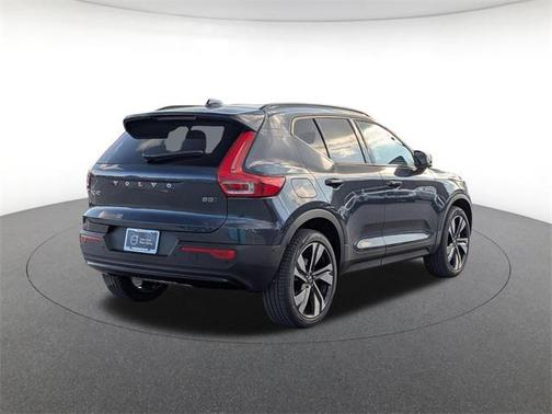 2026 Volvo XC40 Ultra, B5 AWD Gas (mild hybrid), Dark