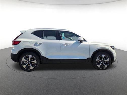 2025 Volvo XC40 B5 Plus Bright Theme