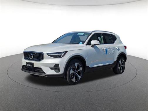 2025 Volvo XC40 B5 Plus Bright Theme