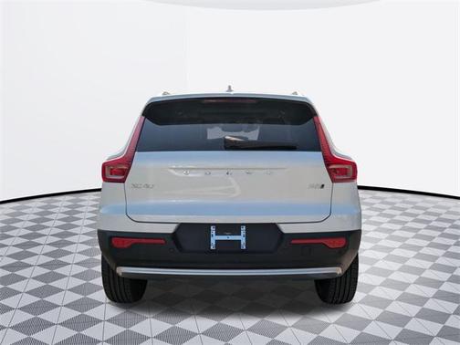 2025 Volvo XC40 B5 Plus Bright Theme