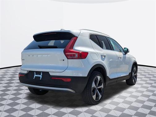 2025 Volvo XC40 B5 Plus Bright Theme