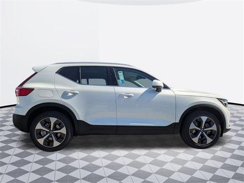 2025 Volvo XC40 B5 Plus Bright Theme