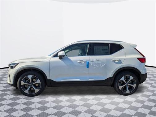 2025 Volvo XC40 B5 Plus Bright Theme