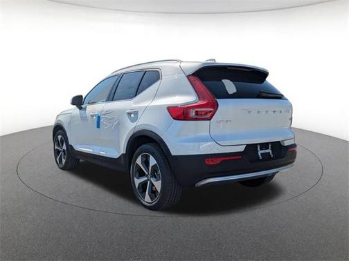 2025 Volvo XC40 B5 Plus Bright Theme
