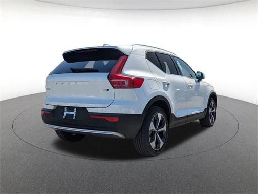 2025 Volvo XC40 B5 Plus Bright Theme