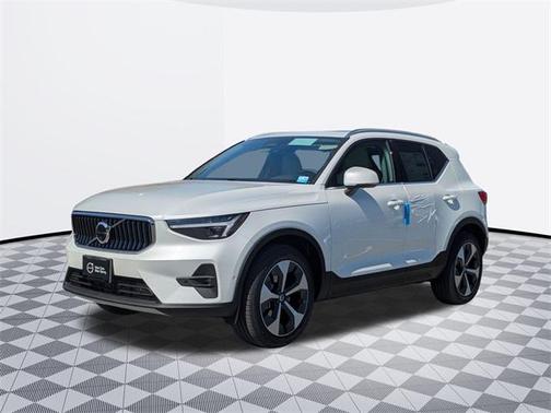 2025 Volvo XC40 B5 Plus Bright Theme