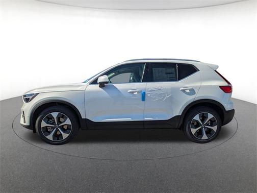 2025 Volvo XC40 B5 Plus Bright Theme